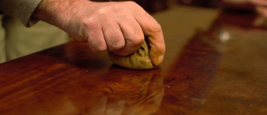 vernis sur bois avec tampon