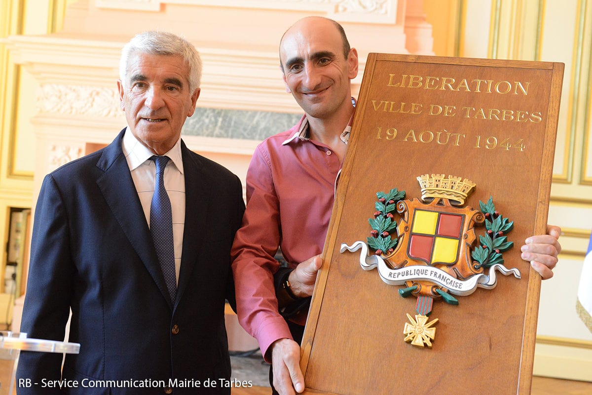 Harutyun Mesropyan recevant un prix